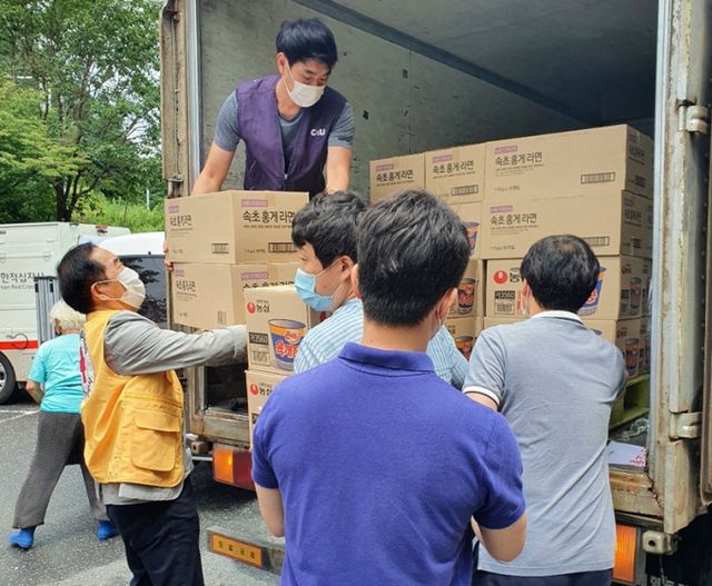 GS리테일과 BGF리테일 등 편의점 업계가 산불 피해 지원에 나섰다. 24일 BGF브릿지가 긴급재난구호 활동을 하고 있다. /사진=BGF리테일