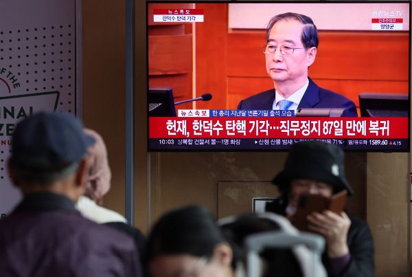 헌법재판소가 한덕수 국무총리 탄핵소추를 기각했다. 사진은 24일 오전 서울 용산구 서울역 대합실에서 시민들이 한덕수 국무총리 탄핵심판 선고 관련 뉴스를 시청하는 모습. /사진=뉴시스