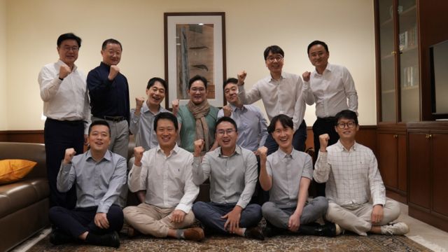 지난해 7월 13일 이재용 삼성전자 회장이 인도 뭄바이에서 현지 임직원들과 간담회를 가진후 기념사진을 촬영하고 있다. /사진=뉴스1(삼성전자) 