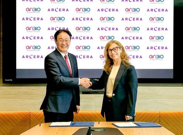 아리바이오가 아르세라와 업무협약(MOU)을 맺었다. 사진은 정재준 아리바이오 대표(왼쪽)와 이사벨 아폰소 아르세라 CEO(최고경영자). /사진=아리바이오