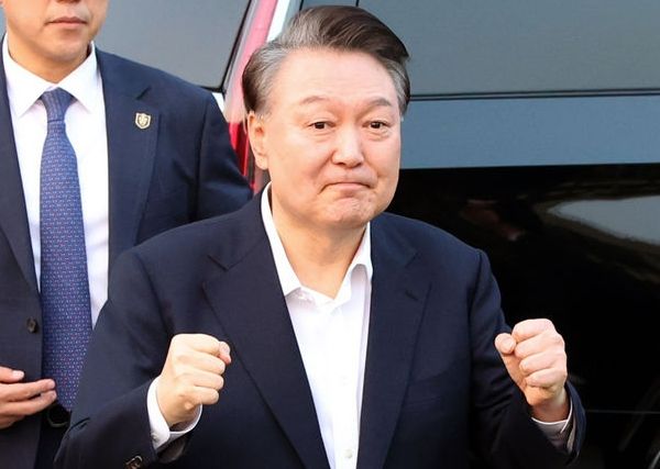 다음 달 14일 윤석열 대통령의 형사재판을 본격적으로 시작하기로 했다. 사진은 석방된 윤석열 대통령이 지난 8일 오후 서울 용산구 한남동 관저 입구에서 지지자들에게 인사하는 모습. /사진=뉴시스