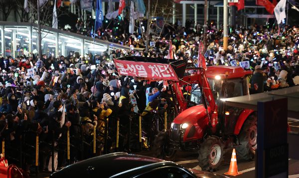 전국농민회총연맹(전농)이 25일 윤석열 대통령 파면 촉구 '트랙터 상경 집회'를 강행한다. 사진은 지난해 12월21일 전국농민회총연맹(전농)의 트랙터들이 대통령 관저로 향하는 모습. /사진=뉴스1