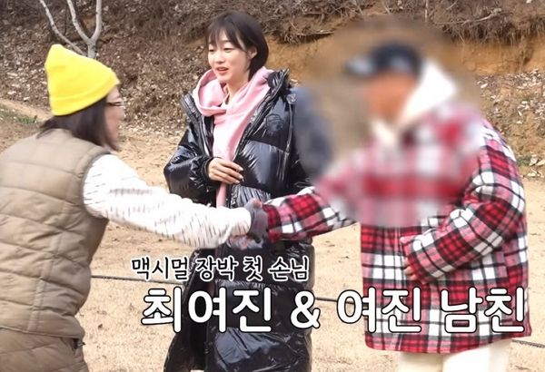배우 최여진의 7세 연상 돌싱 남자친구의 재력에 관한 소문이 뒤늦게 화제다. 사진은 유튜브 채널 '김숙티비'에 남자친구와 함께 출연한 최여진의 모습. /사진=유튜브 채널 '김숙티비' 캡처