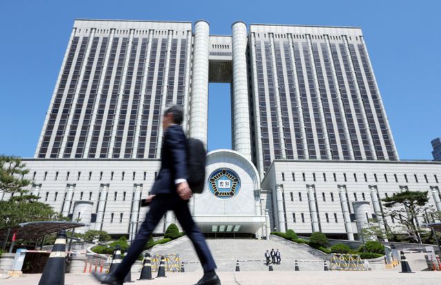 2023년 부당 내부거래 행위로 공정거래위원회(공정위)의 과징금 608억원을 부과 받은 호반그룹이 이에 불복하는 행정소송을 제기한 가운데 오는 27일 서울고등법원 판결이 나온다. 사진은 서울 서초구 법원 청사 앞. /사진=뉴스1