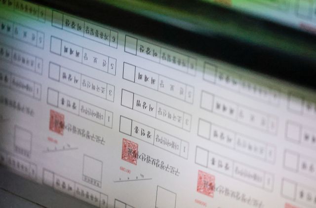 다음달 2일 열리는 재보궐 선거 선거인 수가 확정됐다. 사진은 한 인쇄업체에서 보궐선거에 사용될 투표용지가 인쇄되는 모습. /사진=뉴시스