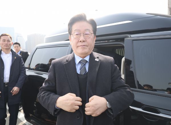 이재명 더불어민주당 대표의 공직선거법 위반 항소심 선고가 하루 앞으로 다가오자 민주당이 방어전에 나섰다. 사진은 이재명 더불어민주당 대표가 최고위원회의에 참석하는 모습. /사진=뉴시스