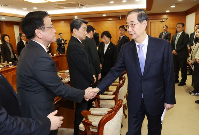 한덕수 대통령 권한대행 국무총리가 24일 정부서울청사에서 열린 국무위원간담회에 참석해 최상목 부총리 겸 기획재정부 장관과 인사하고 있다. /사진=뉴시스(대통령실통신사진기자단)