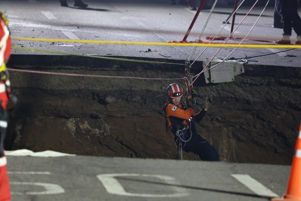 사진은 지난 24일 서울 강동구 명일동 한 도로에 발생한 대형 싱크홀 현장에서 소방대원들이 매몰된 실종자 구조작업을 하고 있는 모습. /사진=뉴시스