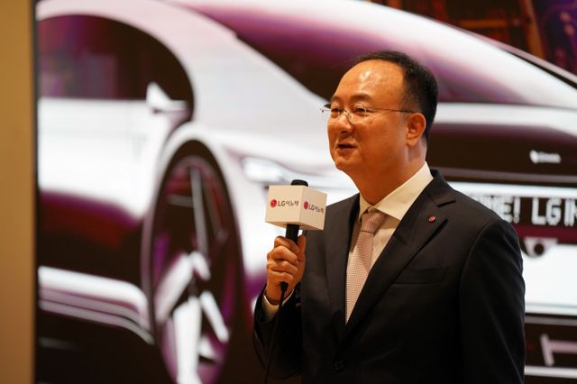 문혁수 LG이노텍 대표가 24일 서울 강서구 마곡동 본사에서 열린 '제29기 정기 주주총회 직후' 기자들과 만나 질문에 답변하고 있다. / 사진=LG이노텍