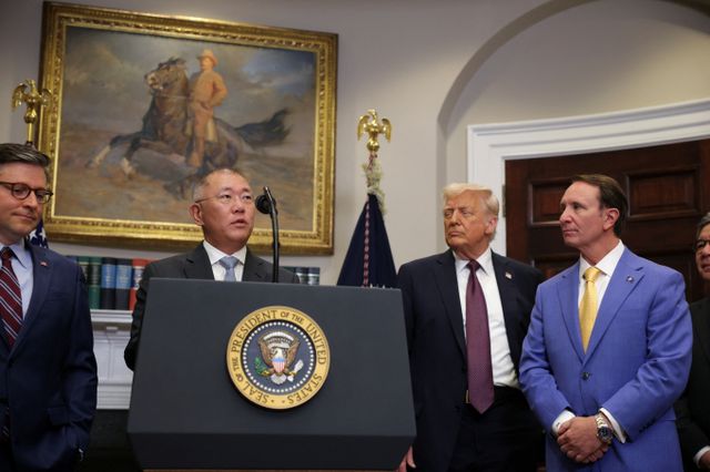 정의선(왼쪽 두 번째) 현대차그룹 회장이 24일(현지시각) 미국 백악관에서 도널드 트럼프(오른쪽 두 번째) 대통령이 참석한 가운데 2028년까지 미국 현지에 31조원을 투자하는 사업 계획을 발표했다. /사진=로이터