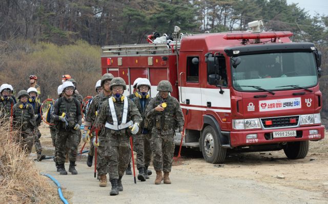 충북 청주시 서원구 남이면 팔봉산에서 산불이 발생해 1시간여만에 주불 진화 작업이 완료됐다. 사진은 울산 울주군 온양읍 산불 사흘째인 24일 53사단 장병들이 잔불 정리를 하기위해 화재현장으로 올라가는 모습. 해당 기사와 상관 없음. /사진=뉴시스