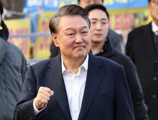 대통령이 파면되거나 내란·외환죄가 확정되면 대통령이 소속된 정당은 대선 후보를 내지 못하게 하는 공직선거법 일부개정법률안이 발의됐다. 사진은 법원의 구속취소 청구 인용으로 석방된 윤석열 대통령이 지난 8일 경기 의왕시 서울구치소 앞에서 지지자들을 향해 인사하는 모습 /사진=뉴스1