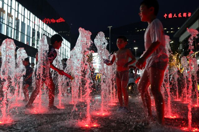 중국 베이징 지난 주말 낮 최고기온이 66년 만에 가장 빨리 30도를 기록해 화제다. 사진은 2022년 7월25일 중국 베이징에서 아이들이 분수에서 노는 모습. /사진=로이터