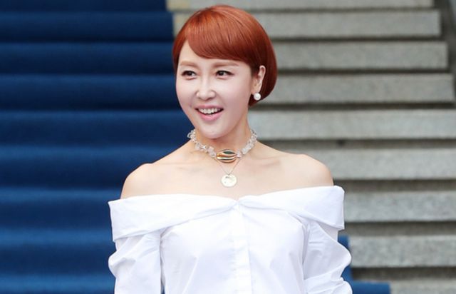 MBN '속풀이쇼 동치미'에서 하차 소식이 전해진 최은경이 첫 심경을 고백했다. 사진은 지난 2019년 서울 동대문디자인플라자(DDP)에서 열린 '2019 F/W 서울패션위크-그리디어스'(GREEDILOUS)' 컬렉션에 참석한 방송인 최은경. /사진=머니투데이