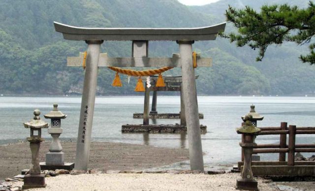 일본 나가사키현 쓰시마시에 있는 와타즈미 신사가 지난 23일 신도와 참배객을 제외한 사람들의 출입을 금지하겠다고 밝혔다. 사진은 일본 나가사키현 쓰시마시 도요타마초의 모습. /사진=산케이신문 홈페이지 캡처