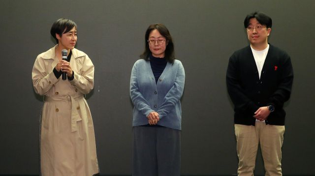 (왼쪽부터) 서혜진 크레아 스튜디오 대표, 황인영 공동대표, 용석인 PD가 25일 서울 마포구 스탠포드 호텔에서 열린 MBN 걸그룹 오디션 '언더피프틴' 긴급 보고회에서 입장을 밝히는 모습. /사진=뉴시스