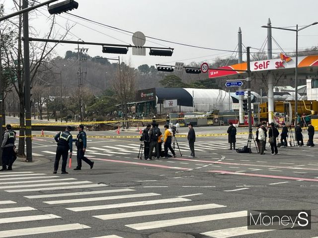 지난 24일 오후 6시29분 서울 강동구 명일동 대명초등학교 부근에서 발생한 싱크홀 주변을 경찰이 통제하고 있다. /사진=이다빈 