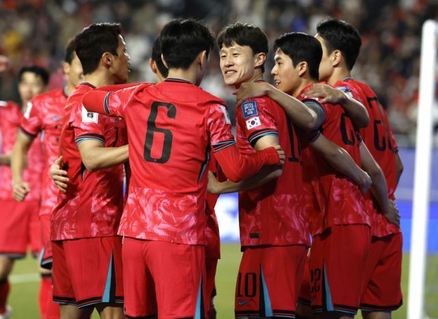  한국 축구대표팀이 25일 경기 수원월드컵경기장에서 열린 요르단과의 2026 북중미월드컵 아시아 지역 3차 예선 B조 8차전 홈경기에서 1-1로 비겼다. 사진은 이날 경기에서 이재성이 선제골을 넣은 후 동료들과 기뻐하는 모습. /사진=뉴시스 