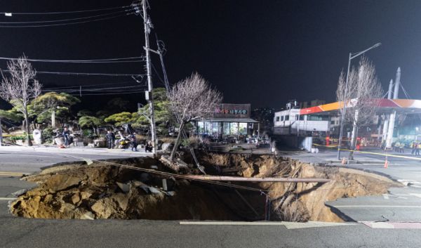 서울 강동구 도로 한복판에 직경 20m 크기의 싱크홀(땅 꺼짐) 사고가 발생해 오토바이 운전자 1명이 매몰됐다. 사진은 지난 24일 서울 강동구 대명초등학교 인근 사거리에서 싱크홀 사고가 발생한 모습. /사진=뉴스1