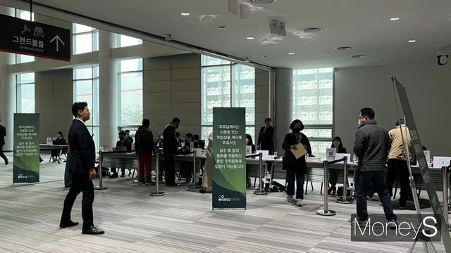 셀트리온 주주들이 주총장에 입장하기 위해 절차를 밟고 있다. /사진=곽선우 기자