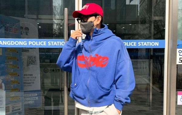 가수 이승환이 자신을 고발했다는 일부 유튜버 등의 주장이 거짓이라고 밝혔다. 사진은 이승환이 서울 강동경찰서 앞에 선 모습. /사진=이승환 인스타그램 캡처