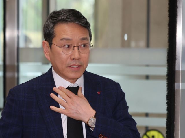 조주완 LG전자 대표이사 사장이 25일 한종희 삼성전자 대표이사 부회장의 빈소가 마련된 서울 강남구 삼성서울병원 장례식장을 방문하고 있다. / 사진=뉴시스 홍효식 기자