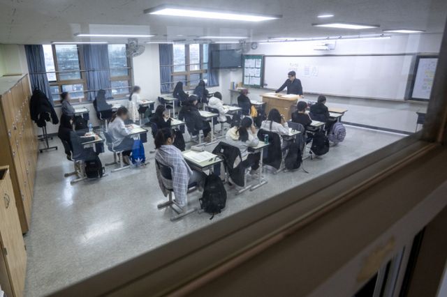 올해 첫 전국 단위 모의고사인 '3월 전국연합학력평가(학력평가)'가 26일 진행된다. 사진은 지난해 2025학년도 대학수학능력시험 대비 학력평가가 시행된 서울 영등포구 영등포여자고등학교에서 수험생들이 시험 준비를 하는 모습. /사진=뉴스1