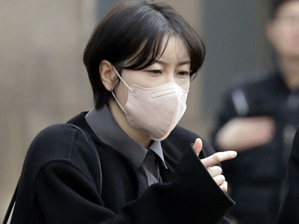 문재인 전 대통령 전 사위 특혜채용 의혹을 수사 중인 검찰이 문 전 대통령의 딸 문다혜씨를 피의자 신분으로 전환했다. 사진은 문다혜씨가 지난 20일 서울 마포구 서울서부지방법원에서 열린 음주 운전·불법 숙박업 혐의 공판을 마친 뒤 법원을 나선 모습. /사진=뉴시스