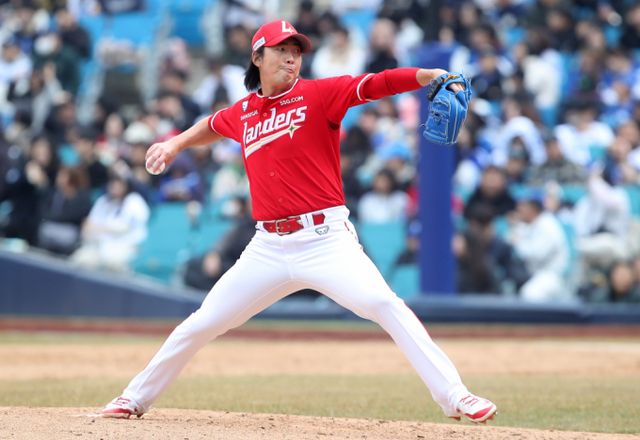2연승을 달리고 있는 SSG랜더스가 문승원을 선발투수로 예고했다. 사진은 2025시즌 시범경기에 등판한 문승원의 모습. /사진=뉴스1