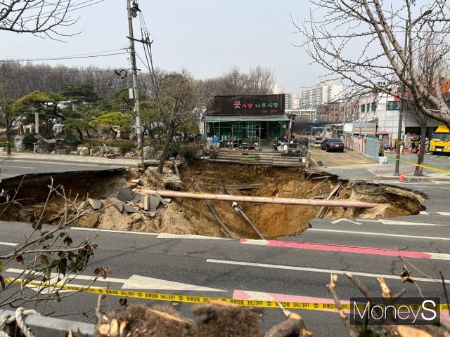 지난 24일 서울 강동구 명일동에서 대형 싱크홀이 발생했다. 사진은 명일동 대명초등학교 부근에서 발생한 싱크홀 현장. /사진=이다빈