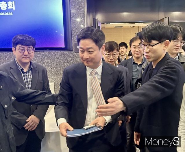  25일 열린 제 29회 정기주주총회에서는 홍범식 사장이 지난해 11월 취임 후 처음으로 주총에 참석한 만큼 향후 LG유플러스의 경영 전략 방향에 관한 질문이 나왔다. 사진은 홍범시 LG유플러스 사장의 모습. /사진=김성아 기자