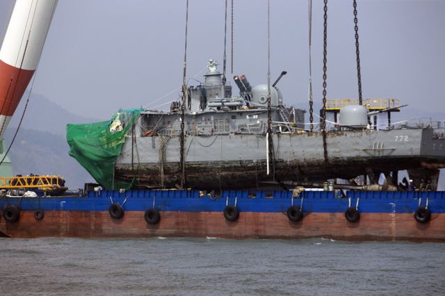 2010년 3월26일 해상에서 경계임무를 수행중이던 대한민국 해군 초계함 천안함이 피격되는 사건이 발생했다. 사진은 2010 4월4일 인천 백령도 서남방 2.5Km 해상에서 인양된 천안함(PCC-772) 모습. /사진=머니투데이