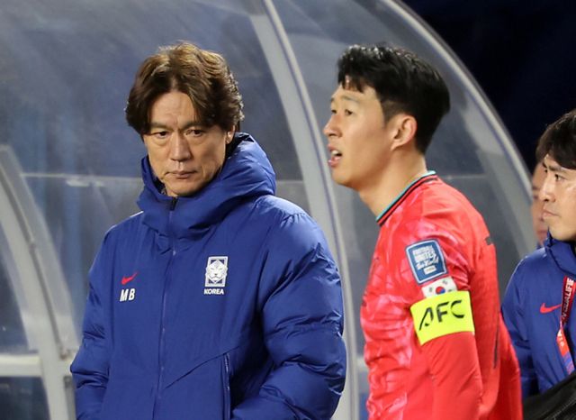 손흥민이 홈에서 진행된 2026 북중미월드컵 예선 경기에서 승리를 챙기지 못한 것에 대해 아쉬움을 토로했다. 사진은 지난 25일 경기 수원월드컵경기장에서 열린 2026 북중미월드컵 아시아 지역 3차 예선 B조 8차전 대한민국과 요르단의 경기에 출전한 손흥민(오른쪽)과 홍명보 축구대표팀 감독의 모습. /사진=뉴시스