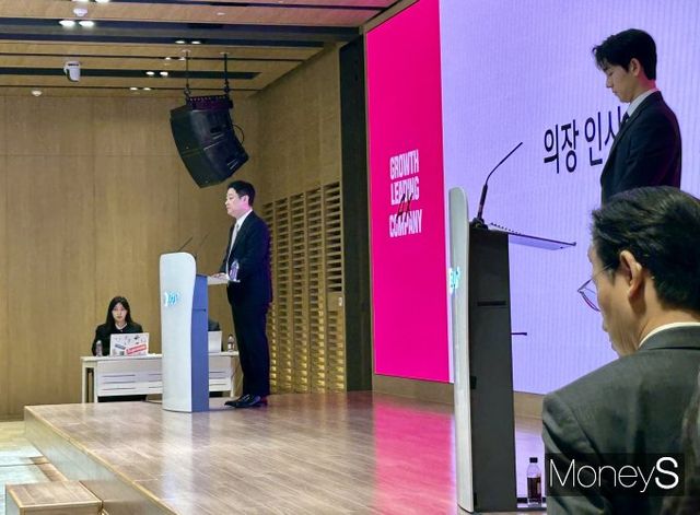 LG유플러스가 올해 인공지능 전환(AX)을 중심으로 미래 성장동력 확보에 나선다. 사진은 이날 열린 LG유플러스 제 29회 정기주주총회에서 홍범식 LG유플러스 사장이 주총에서 발언하는 모습. /사진=김성아 기자