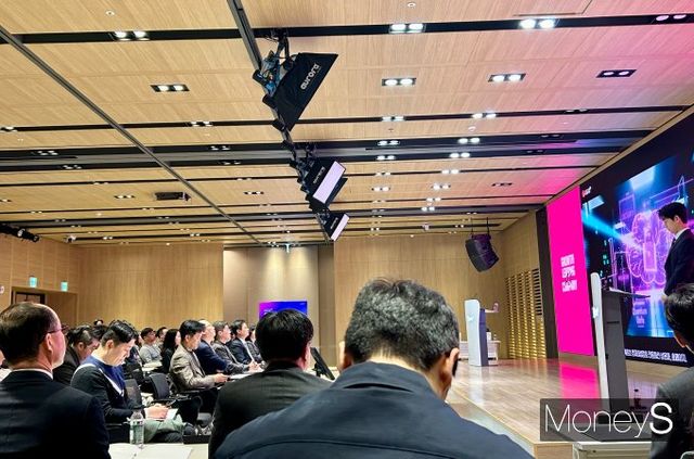 LG유플러스가 LG그룹의 시너지를 극대화하기 위해 권봉석 LG 최고운영책임자(COO)를 기타비상무이사로 새롭게 선임하며 그룹 차원의 인공지능(AI) 전환 전략에도 힘을 실었다. 사진은 25일 서울 용산구 소재 LG유플러스 사옥에서 제29기 정기주주총회가 개최된 모습. /사진=김성아 기자