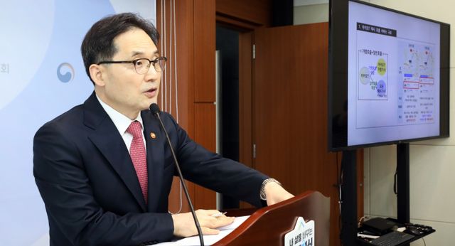 카카오 계열사들이 줄줄이 법적 제재와 수사 대상에 오르면서 카카오식 경영 방식에 대한 비판이 거세지는 가운데 책임 구조와 내부 통제 시스템이 뒷전이었다는 지적이 나온다. 사진은 지난해 10월 한기정 공정거래위원장이 세종시 정부세종청사에서 카카오모빌리티의 경쟁 가맹택시 사업자에 대한 영업상 비밀 요구 및 호출 차단 행위 건의 심의 결과 발표하는 모습. /사진=뉴스1