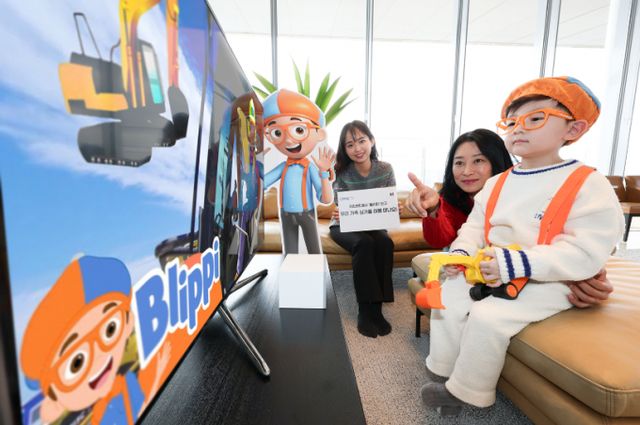 KT 모델들이 지니 TV 키즈랜드에서 공개된 블리피 시리즈를 소개하고 있다. /사진=KT