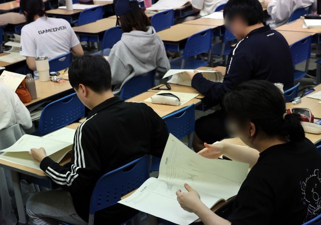 수험생들이 2교시 수학영역 시험을 치르고 있다. /사진제공=뉴스1