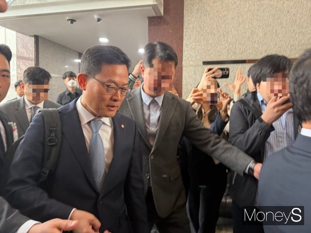 손재일 한화에어로스페이스 대표가 25일 열린 정기 주주총회에서 지난해 성과를 공유하고 최근 발표한 유상증자에 대한 입장을 내놨다. 사진은 손 대표가 주촞앙에 입장하던 모습. /사진=김서연 기자 