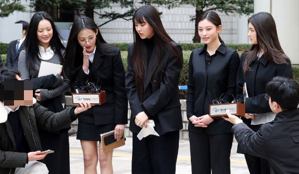 익명의 변호사는 뉴진스가 어도어와의 계약 소송에서 패소할 가능성이 높다고 전망했다. 사진은 그룹 뉴진스(NJZ 하니, 민지, 혜인, 해린, 다니엘)가 지난 7일 오후 서울 서초구 서울중앙지방법원에서 열린 '어도어, 뉴진스 상대 기획사 지위보전 및 광고계약 체결 등 금지 가처분' 심문기일을 마친 후 취재진의 질문에 답변하고 있는 모습. /사진=뉴시스