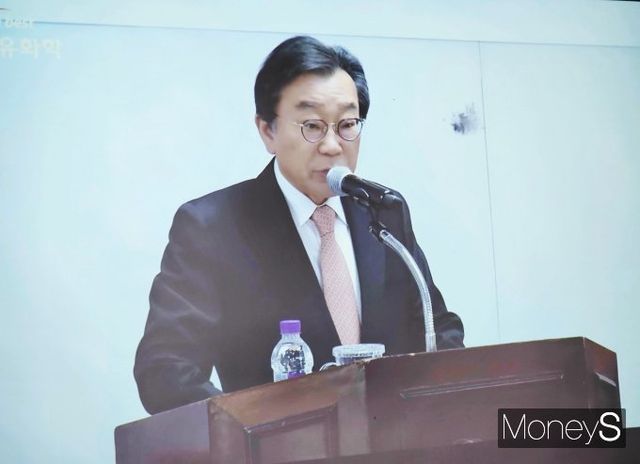 백종훈 금호석유화학 대표이사가 25일 서울 중구 시그니쳐타워에서 열린 금호석유화학 제48기 정기 주주총회에서 인사말을 하고 있다. /사진=최유빈 기자