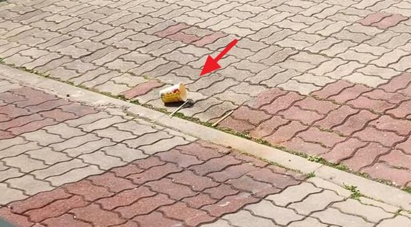 사진은 길바닥에 내동댕이쳐진 컵라면 쓰레기. /사진=온라인 커뮤니티 캡처