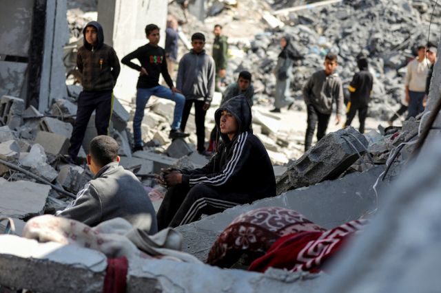 이스라엘군이 가자지구를 점령해 하마스를 박멸시킬 계획을 세웠다는 주장이 제기됐다. 사진은 지난 24일(현지시각) 이스라엘 가자 공습 현장에 모여 있는 팔레스타인 사람들의 모습. /사진=로이터