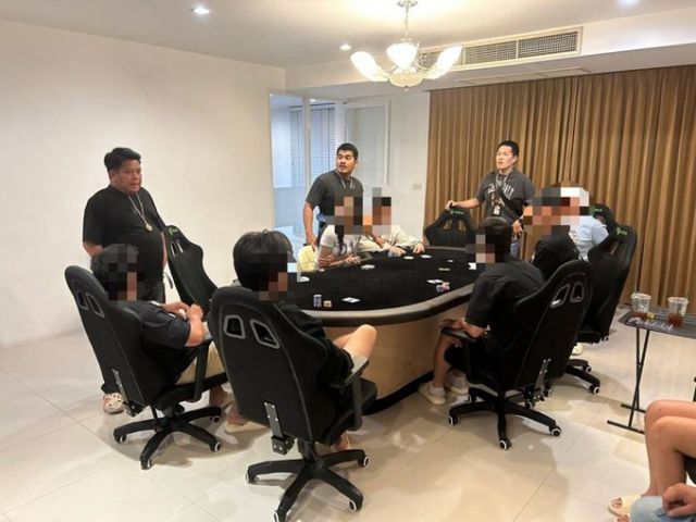 태국 방콕에서 한국인 7명이 불법 도박 혐의로 현지 경찰에게 체포됐다. 사진은 지난 21일(현지시각) 태국 경찰이 불법 도박에 가담한 9명의 용의자를 체포하는 모습. /사진=카오솟 홈페이지 캡처 