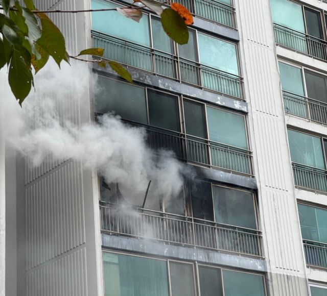 추북 진천군 소재 20층짜리 아파트 10층에서 화재가 발생했다. 사진은 기사내용과 무관함. /사진=뉴스1