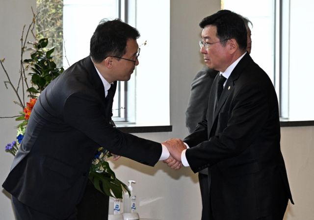 이찬희(오른쪽) 삼성 준법감시위원회(준감위) 위원장이 25일 서울 강남구 삼성서울병원 장례식장에 마련된 한종희 삼성전자 대표이사 부회장의 빈소를 방문한 뒤 관계자와 인사하고 있다. / 사진=공동취재