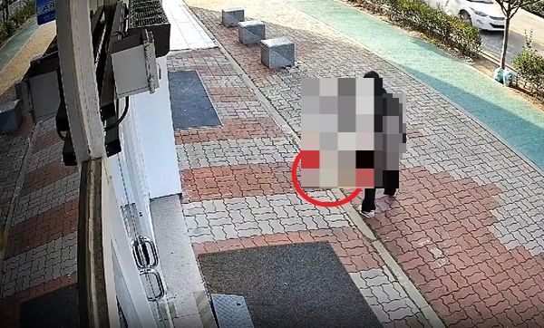 여학생이 길을 걸으며 컵라면을 먹다가 남의 가게 앞에 휙 던져 버렸다. 사진은 길거리에서 컵라면을 먹다가 길바닥에 휙 던져 버리는 여학생의 모습. /사진=온라인 커뮤니티 캡처