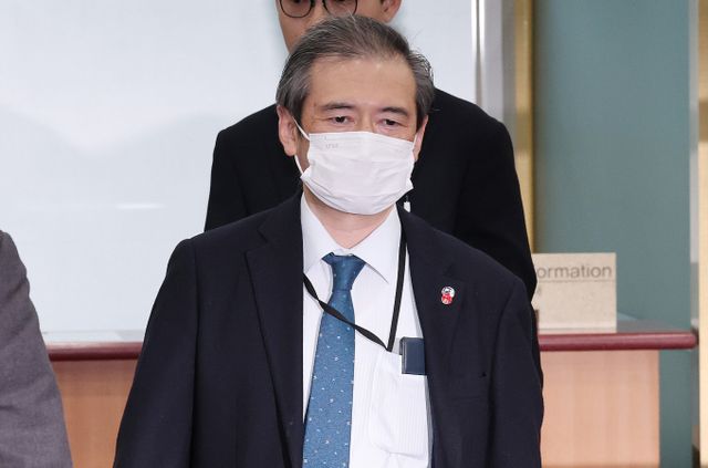 정부가 '독도는 일본 고유 영토'라는 주장이 담긴 일본 고등학교 사회과 교과서 상당수가 검정 실시를 통과한 것에 강력 항의했다. 사진은 미바에 다이스케 주한일본대사관 총괄공사가 25일 서울 종로구 정부서울청사 외교부로 초치되는 모습. /사진=뉴스1 