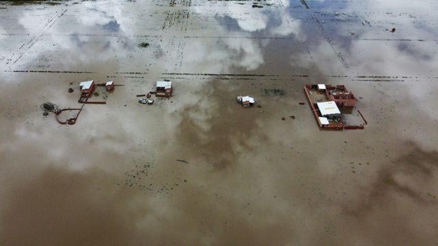 극심한 폭우로 남미 볼리비아의 90개 도시가 재난 지역으로 선포됐다. 사진은 지난 15일 볼리비아에 극심한 폭우로 인해 한 마을이 통채로 잠긴 모습. /사진=로이터