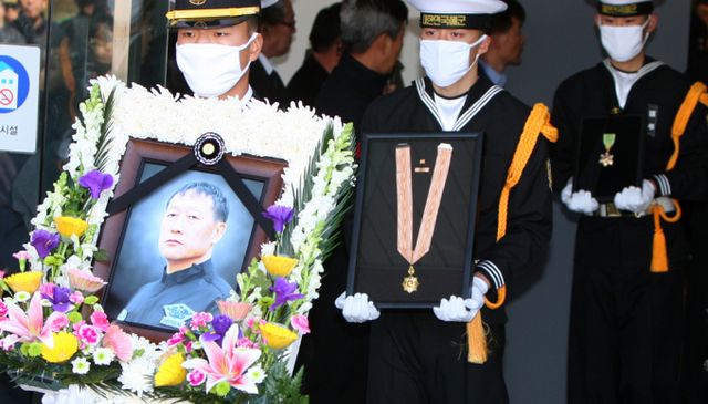 2010년 3월26일 해상에서 경계임무를 수행중이던 대한민국 해군 초계함 천안함이 피격되는 사건이 발생했다. 사진은 2010년 4월3일 성남 국군수도병원에서 거행된 고 한준호 UDT준위 영결식 모습. /사진=머니투데이